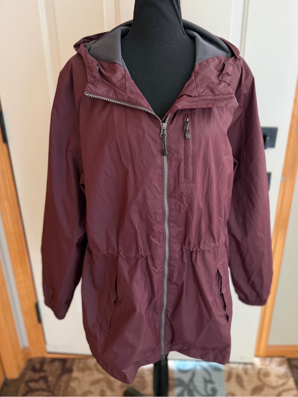 Women’s Carhartt plum nylon relaxed fit windbreaker/ rain jacket. Size XL  16/18